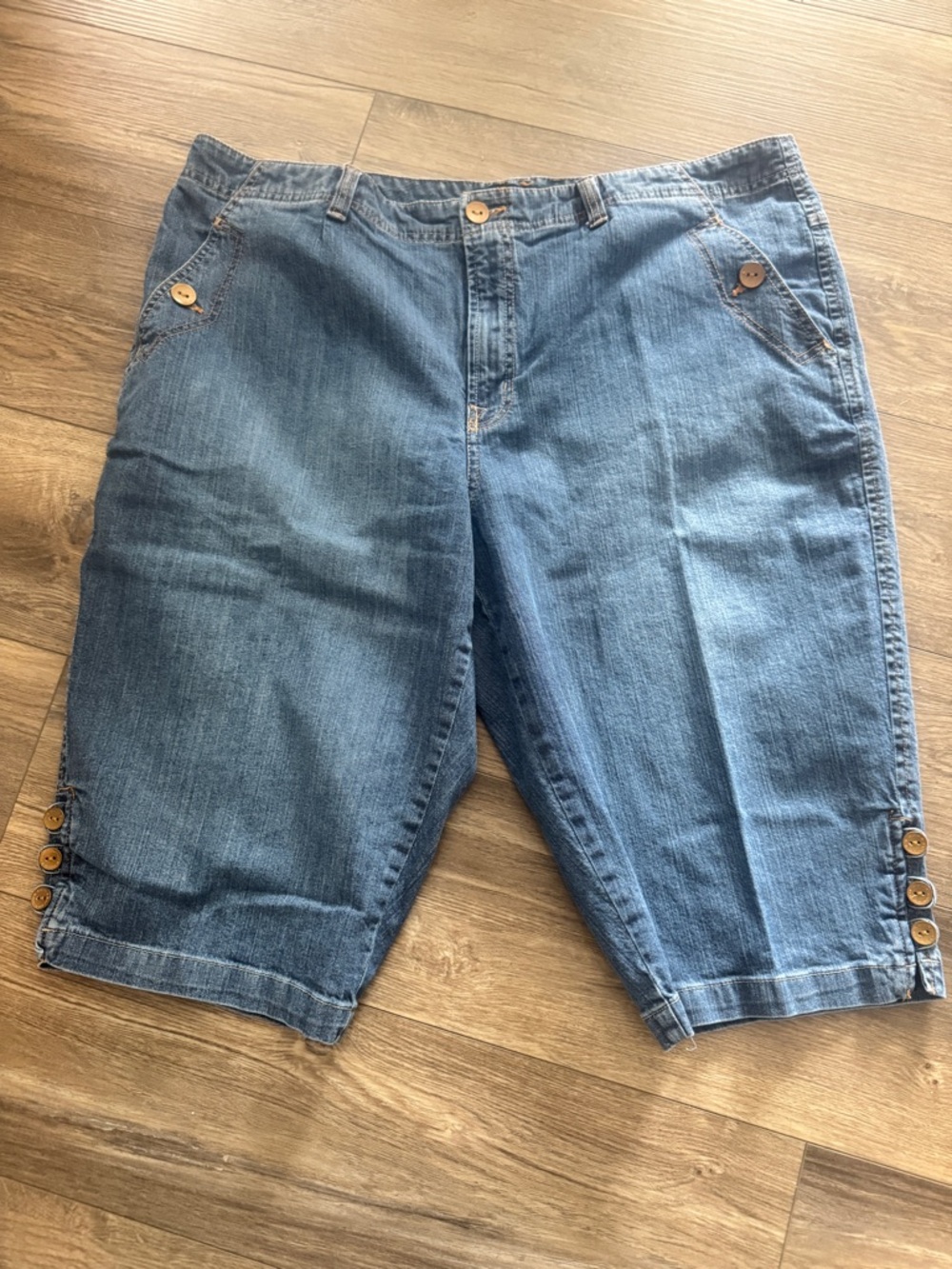 Bandolino Blu Denim Capri Pants 20W Plus Size Medium Wash Button Detail